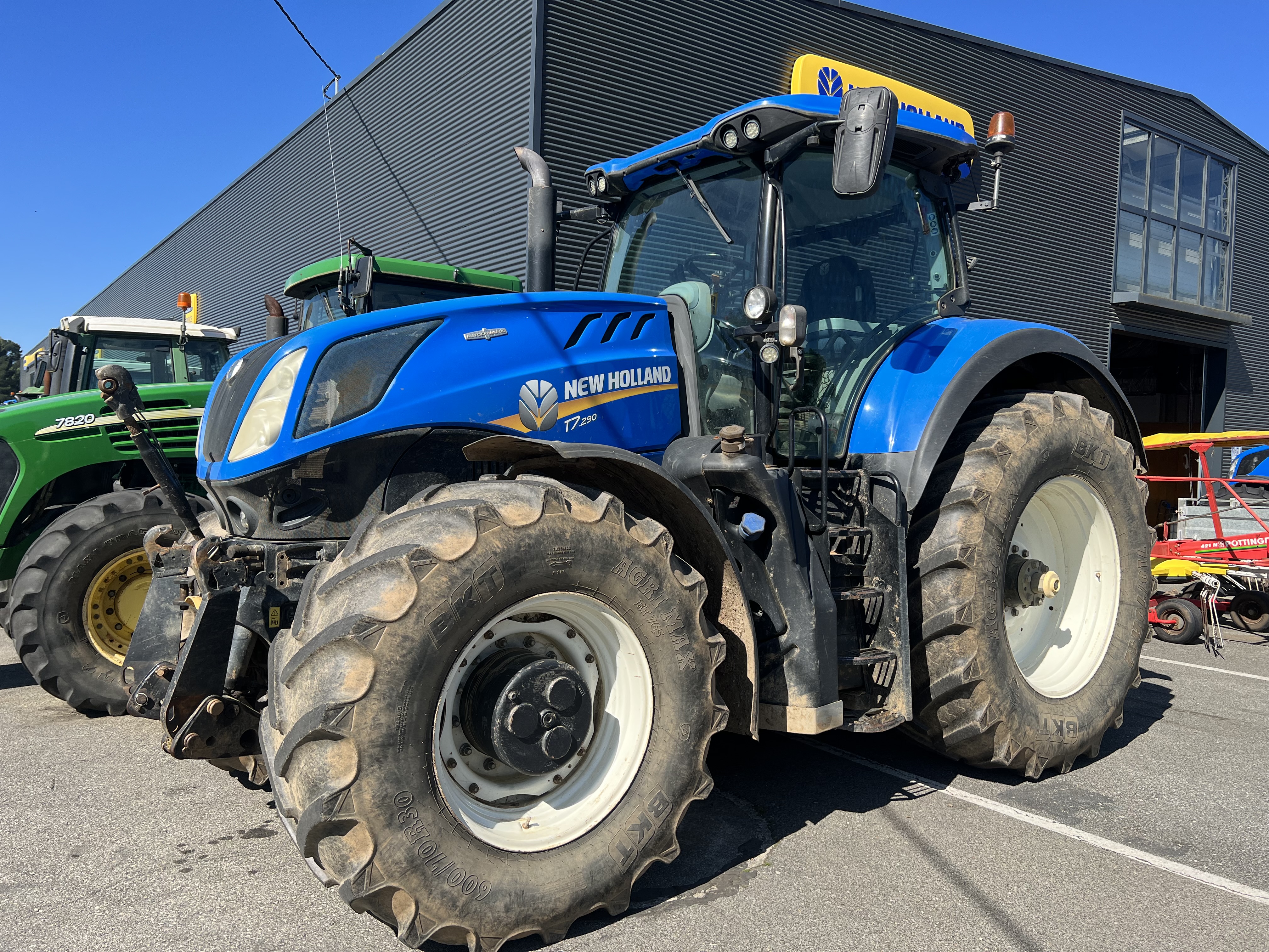 New Holland  T7. 290